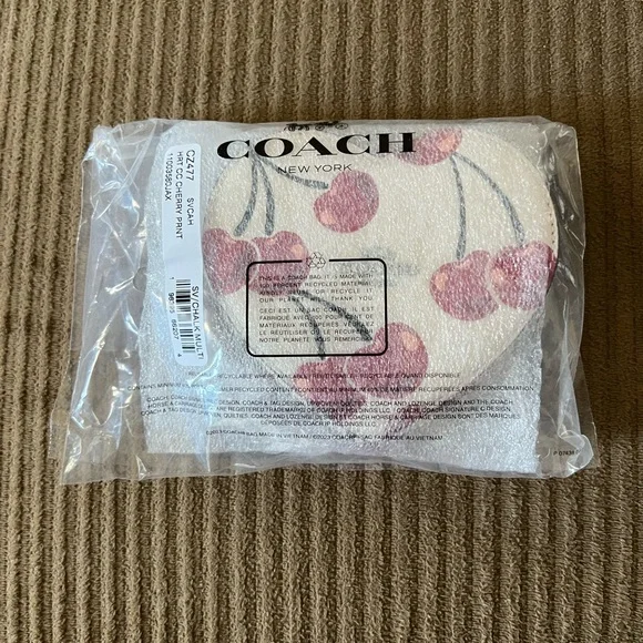 Coach Heart Coin Case With Cherry Print nwt in packaging - Picture 4 of 5